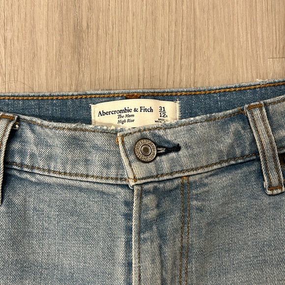 Abercrombie The Mom High Rise Jeans - Picture 4 of 4